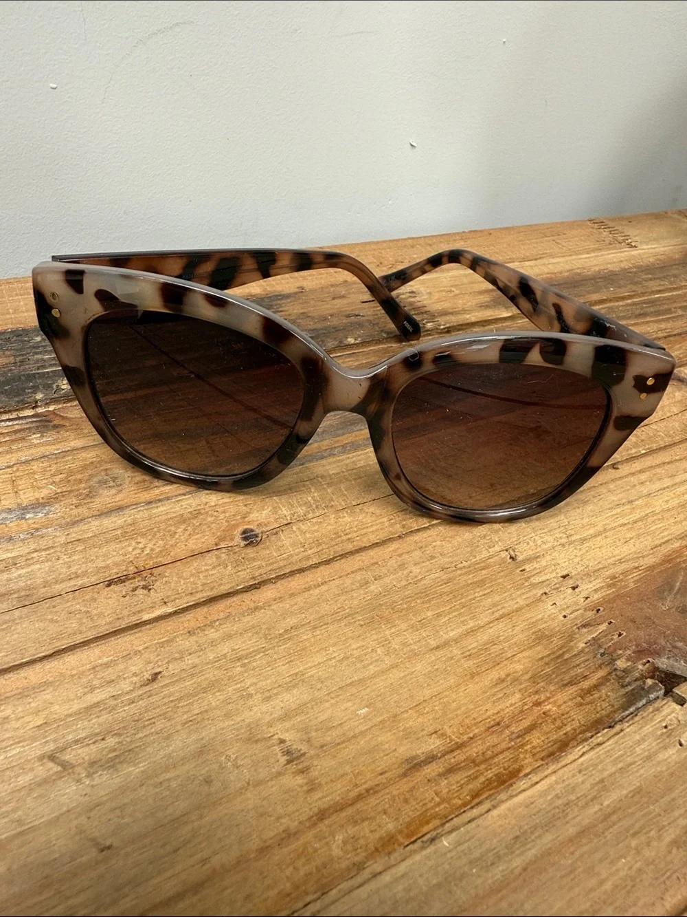 Fossil Tortoiseshell Cat-Eye Sunglasses with Brown Gradient Lenses